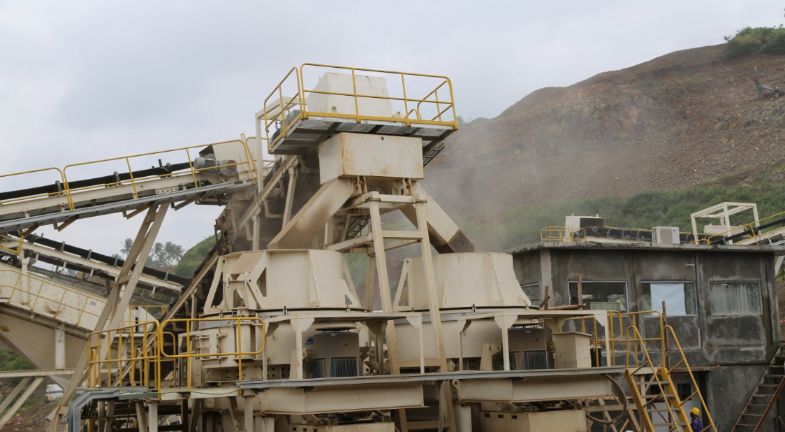 印尼300吨安山岩生产线-冲击式制砂机